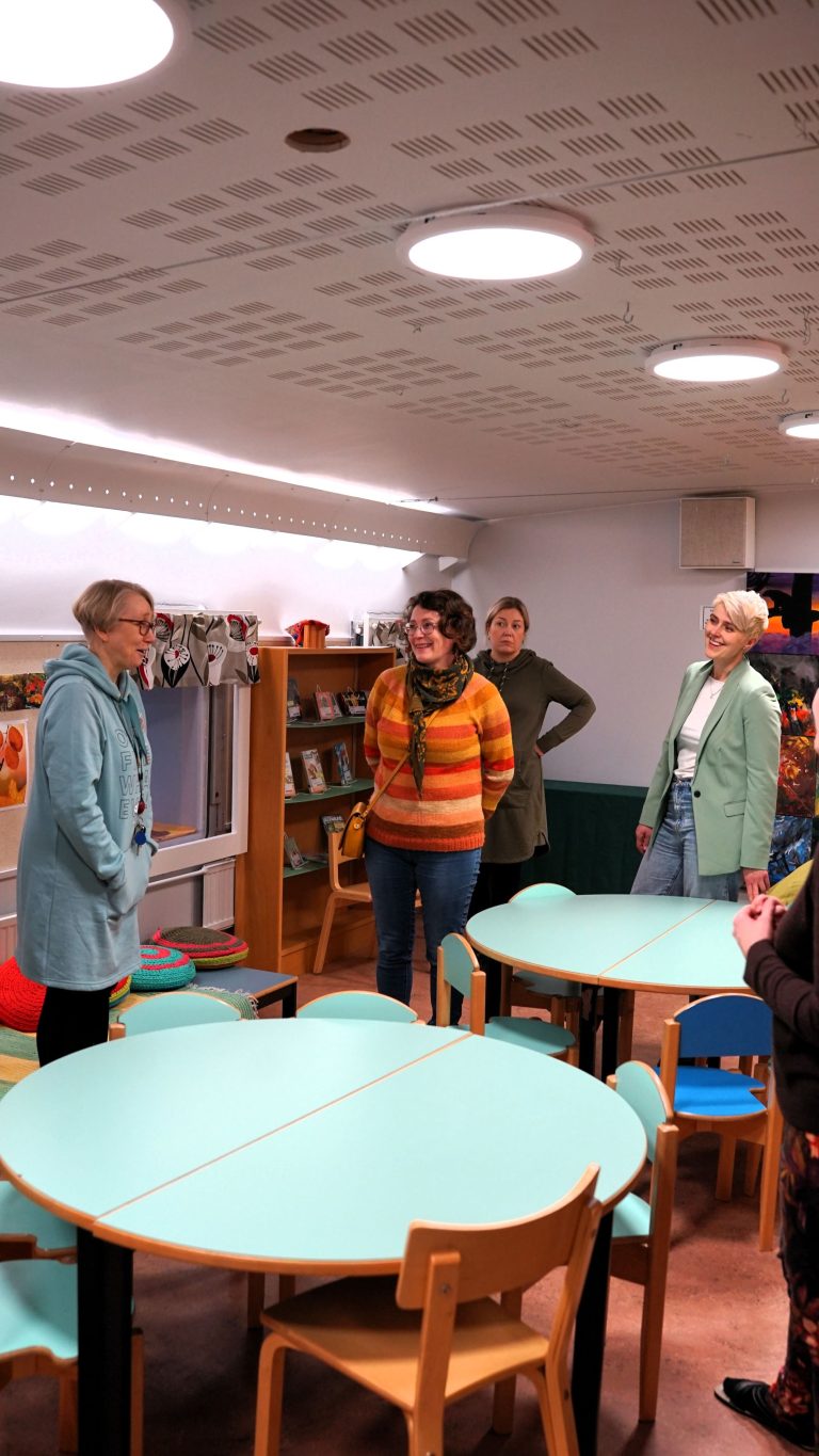 Ake-tiimi vierailulla Kuhmon kirjastossa 2022.