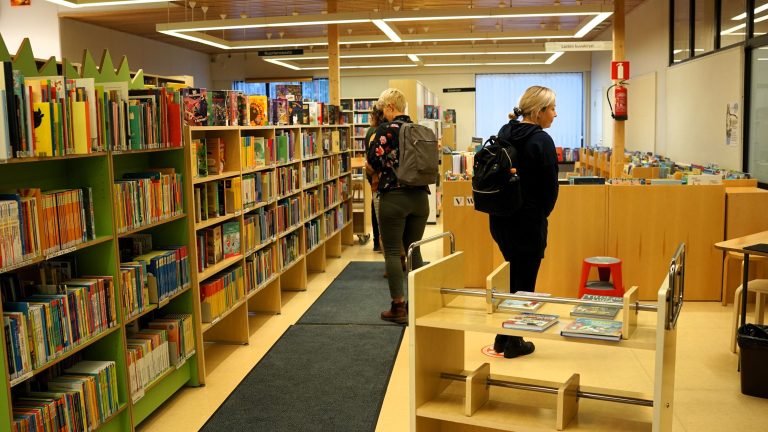 Ake-tiimi Paltamon kirjastossa 2022.