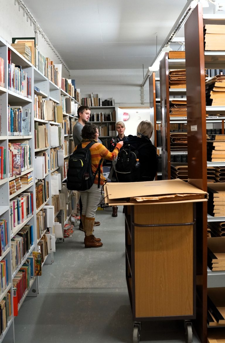 Ake-tiimi Kajaanin kirjaston varastossa 2022.