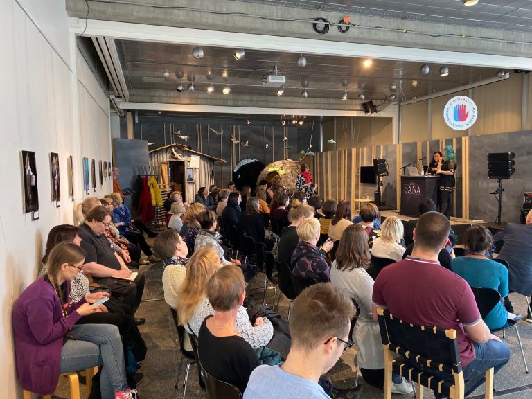 KiTa-päivän yleisöa Oulussa 2019 Sanan esitystä kuuntelemassa.