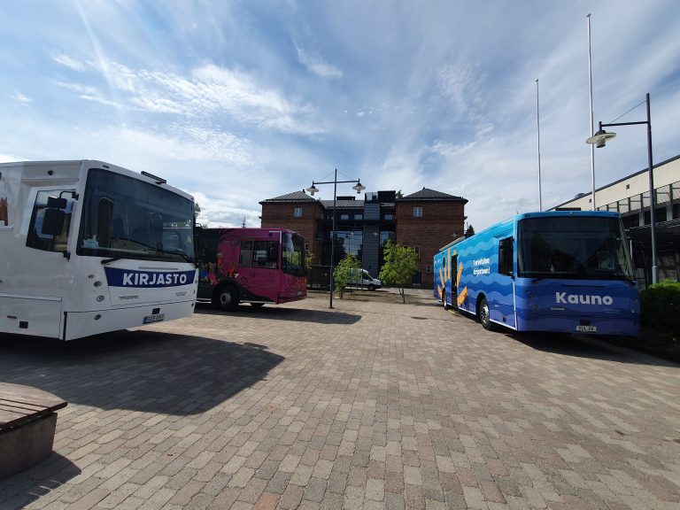 Kolme kirjastoautoa hotelli Lasaretin pihassa Oulussa 2022.